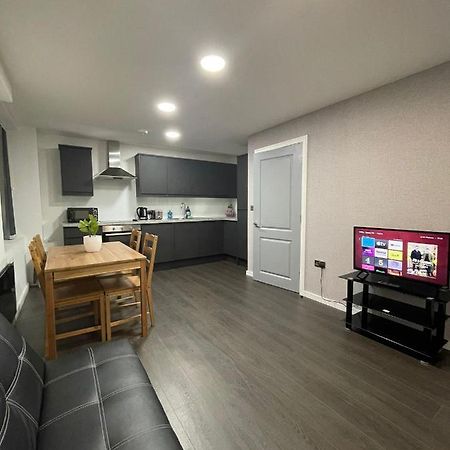 Feltham Charming Modern Apartment Near London Heathrow מראה חיצוני תמונה