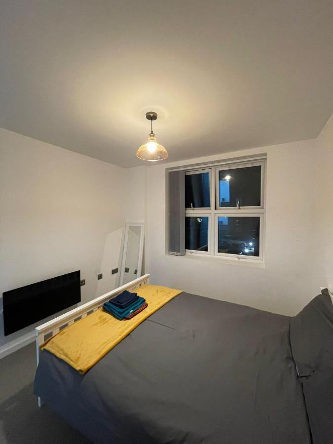 Feltham Charming Modern Apartment Near London Heathrow מראה חיצוני תמונה