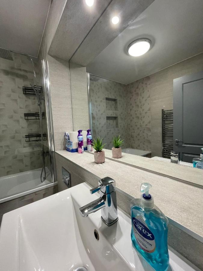 Feltham Charming Modern Apartment Near London Heathrow מראה חיצוני תמונה