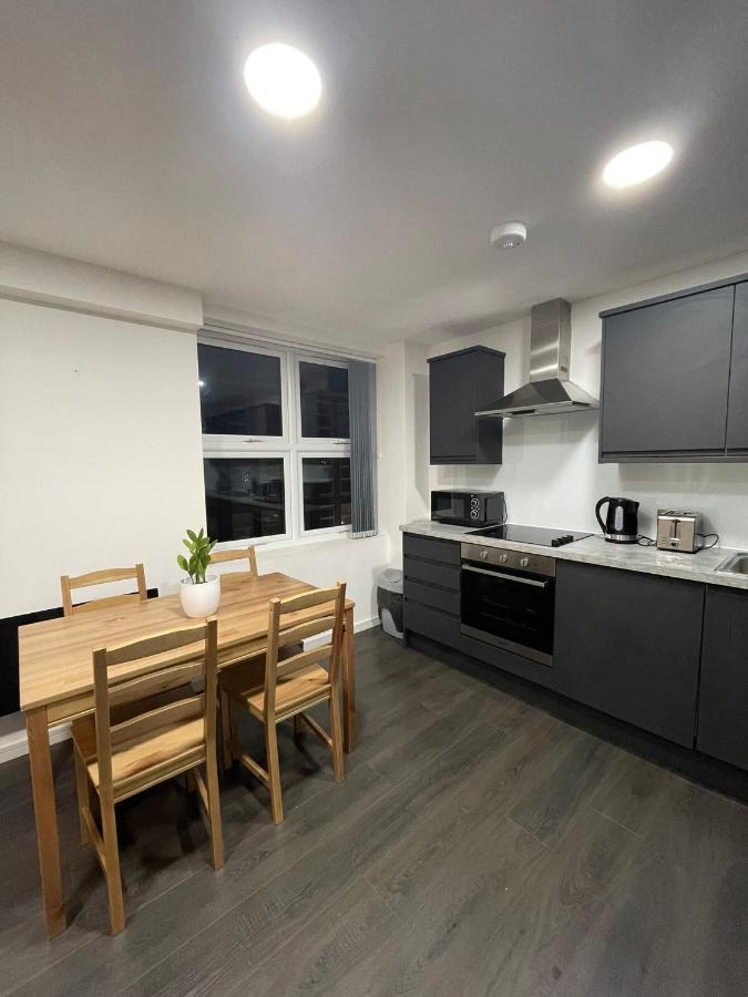 Feltham Charming Modern Apartment Near London Heathrow מראה חיצוני תמונה