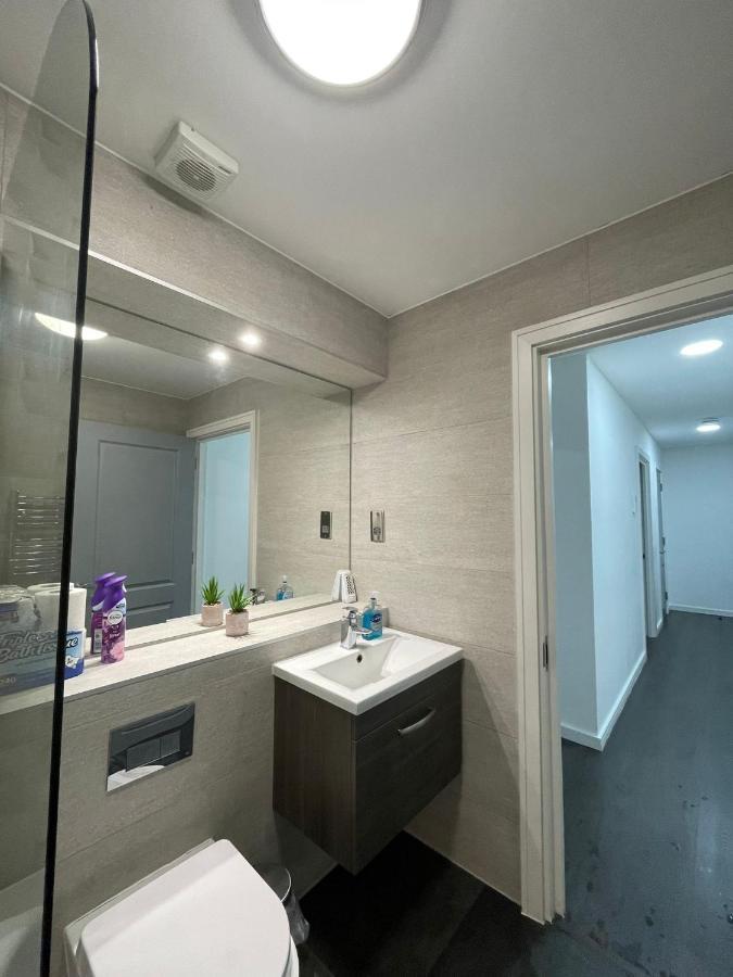 Feltham Charming Modern Apartment Near London Heathrow מראה חיצוני תמונה